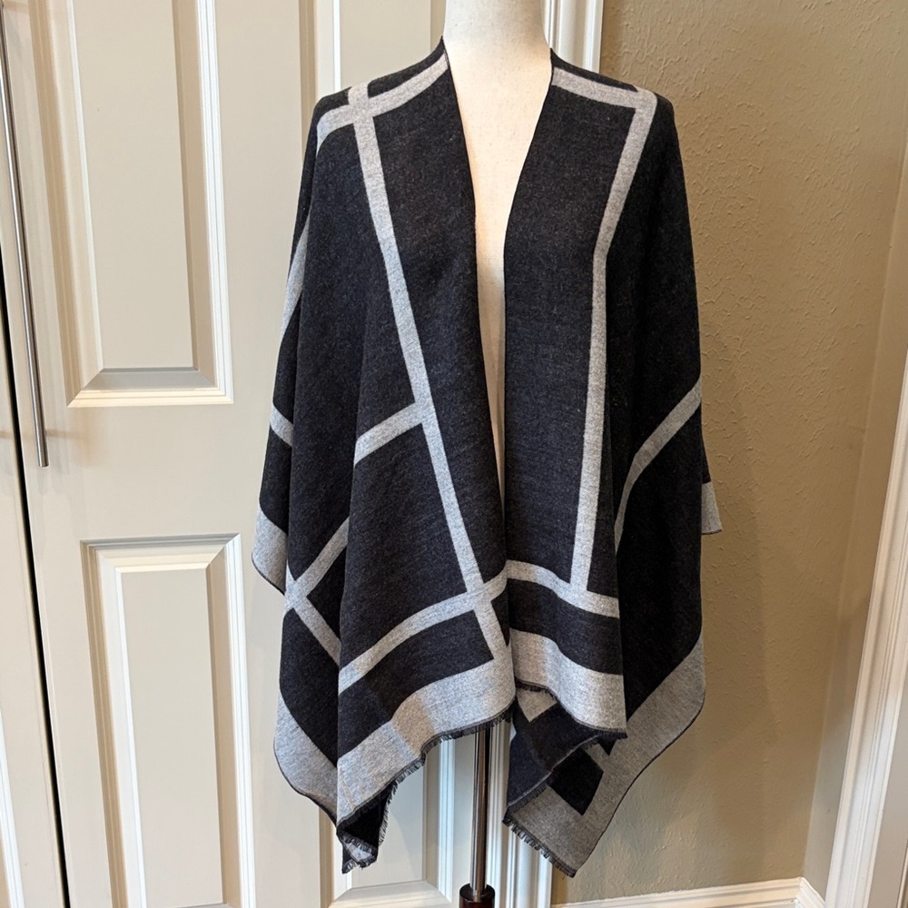 Reversible Black and Gray Geometric Wrap One Size